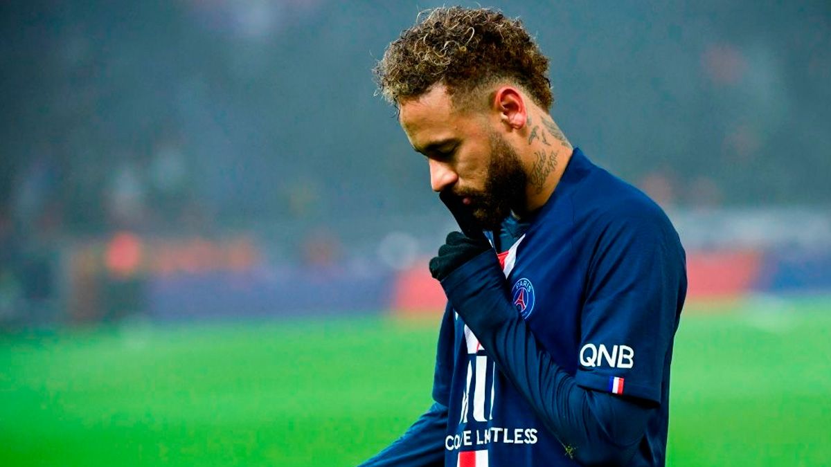 Neymar celebrates a goal in a match with PSG