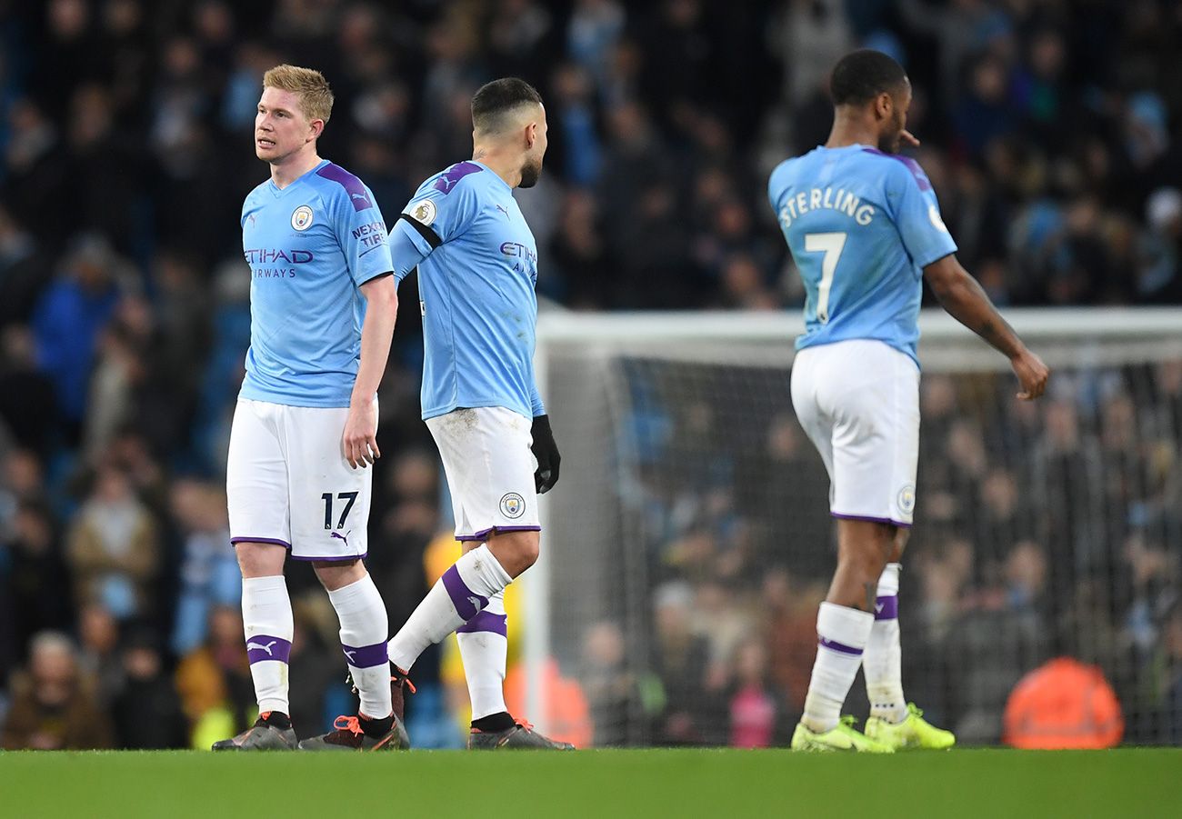 Los jugadores del Manchester City se lamentan por la derrota
