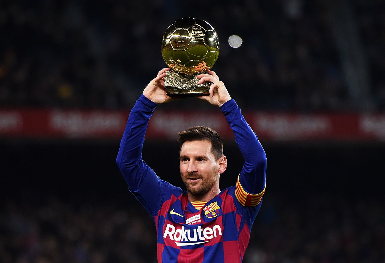 Leo Messi mostró su sexto Balón de Oro en el Camp Nou