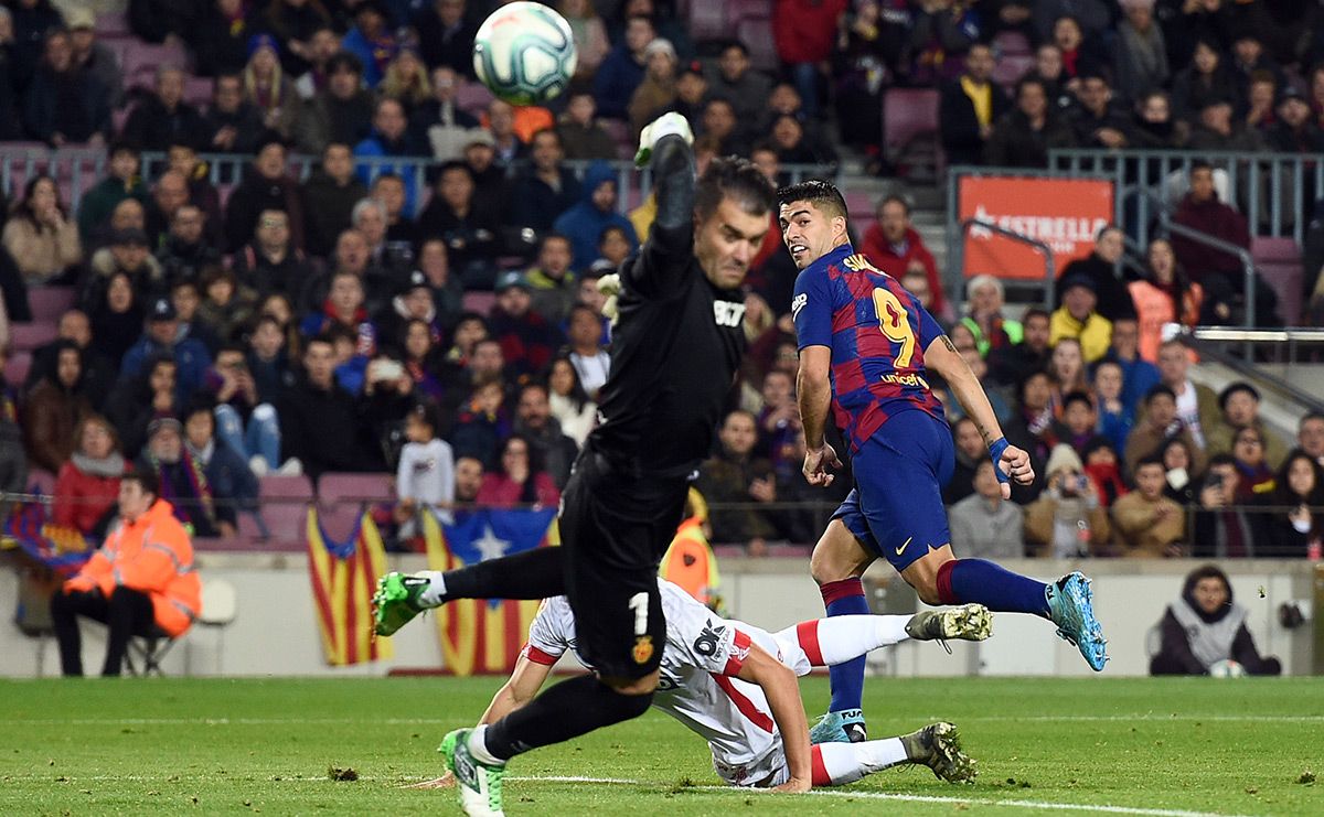 Luis Suárez, scoring one of the best goals of his career