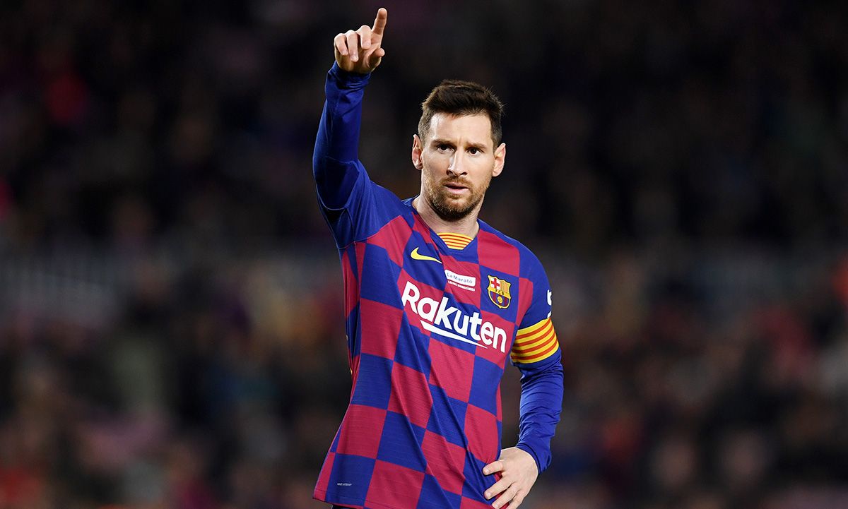 Messi, dando una orden a uno de sus compañeros en el Barça