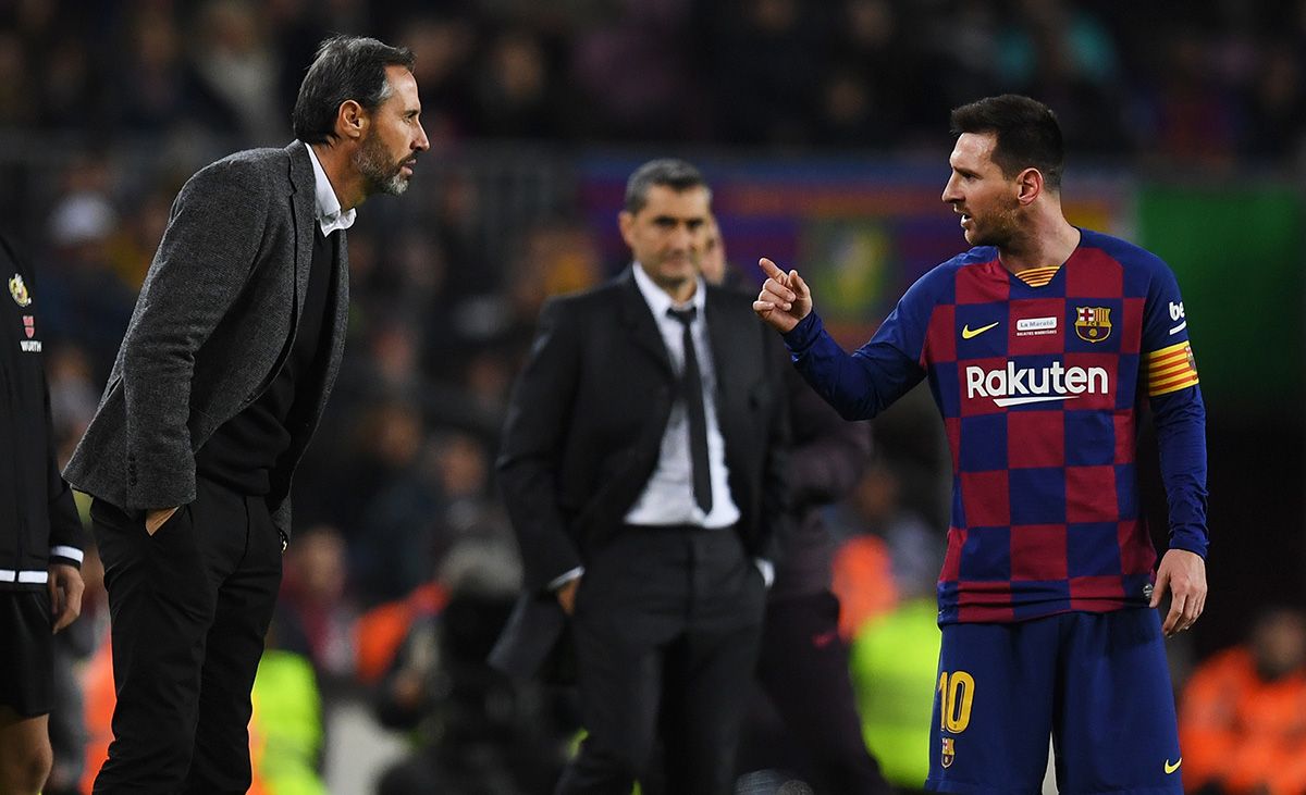 Leo Messi y Vicente Moreno, discutiendo en el Camp Nou