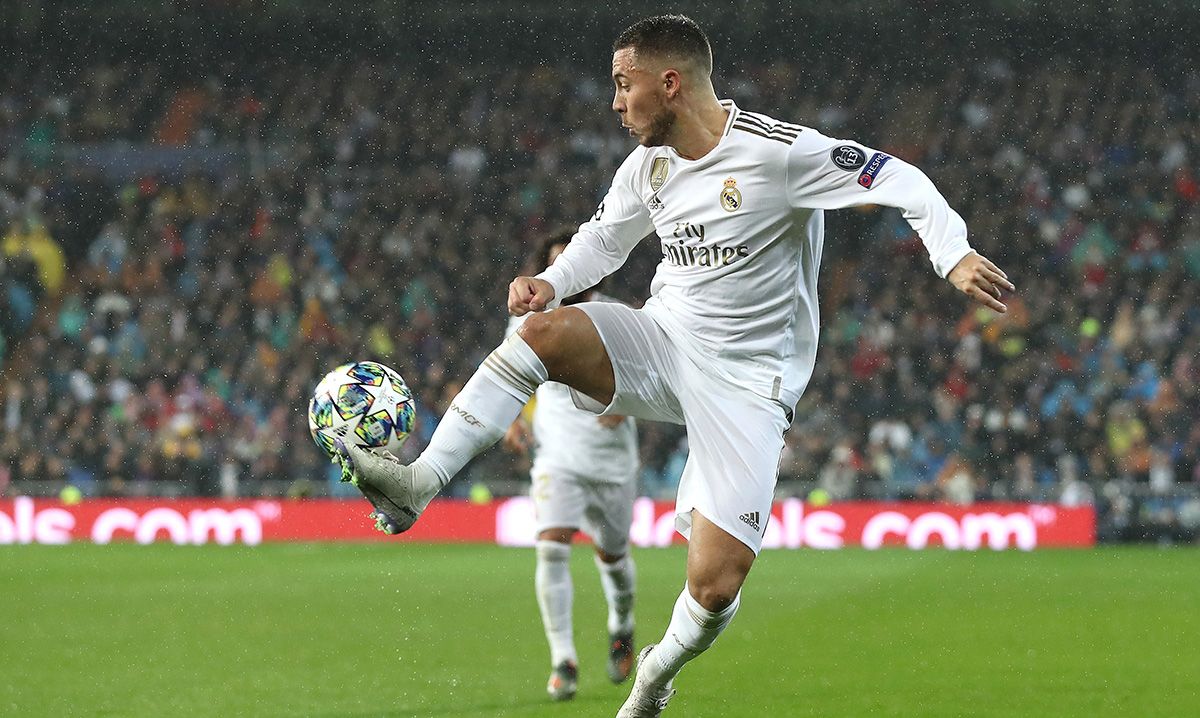 Eden Hazard, controlando un balón con el Real Madrid