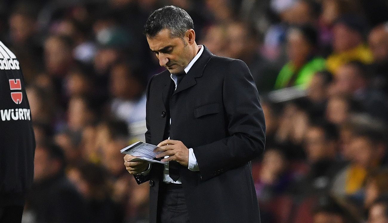 Valverde apunta algo en su libreta en un partido