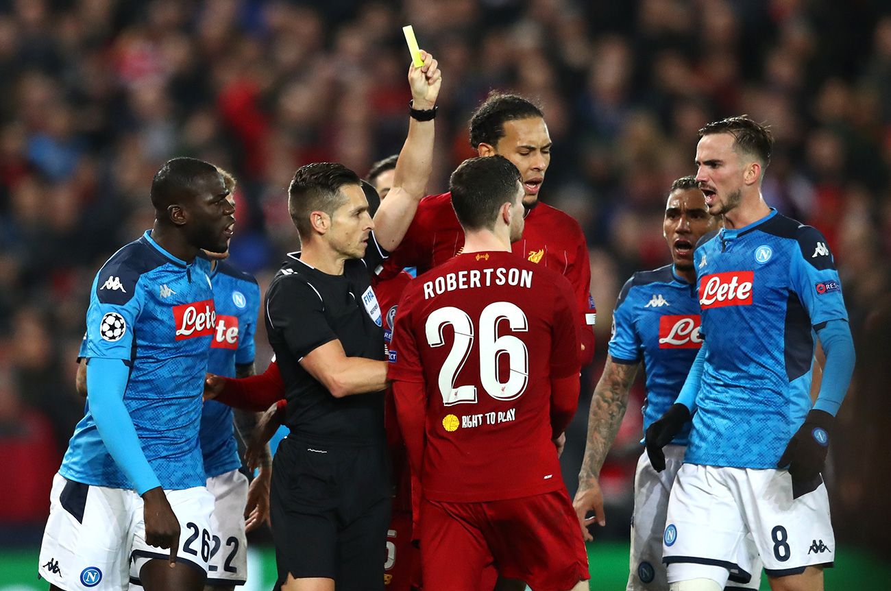 The Liverpool and the Naples play  the eighth of final