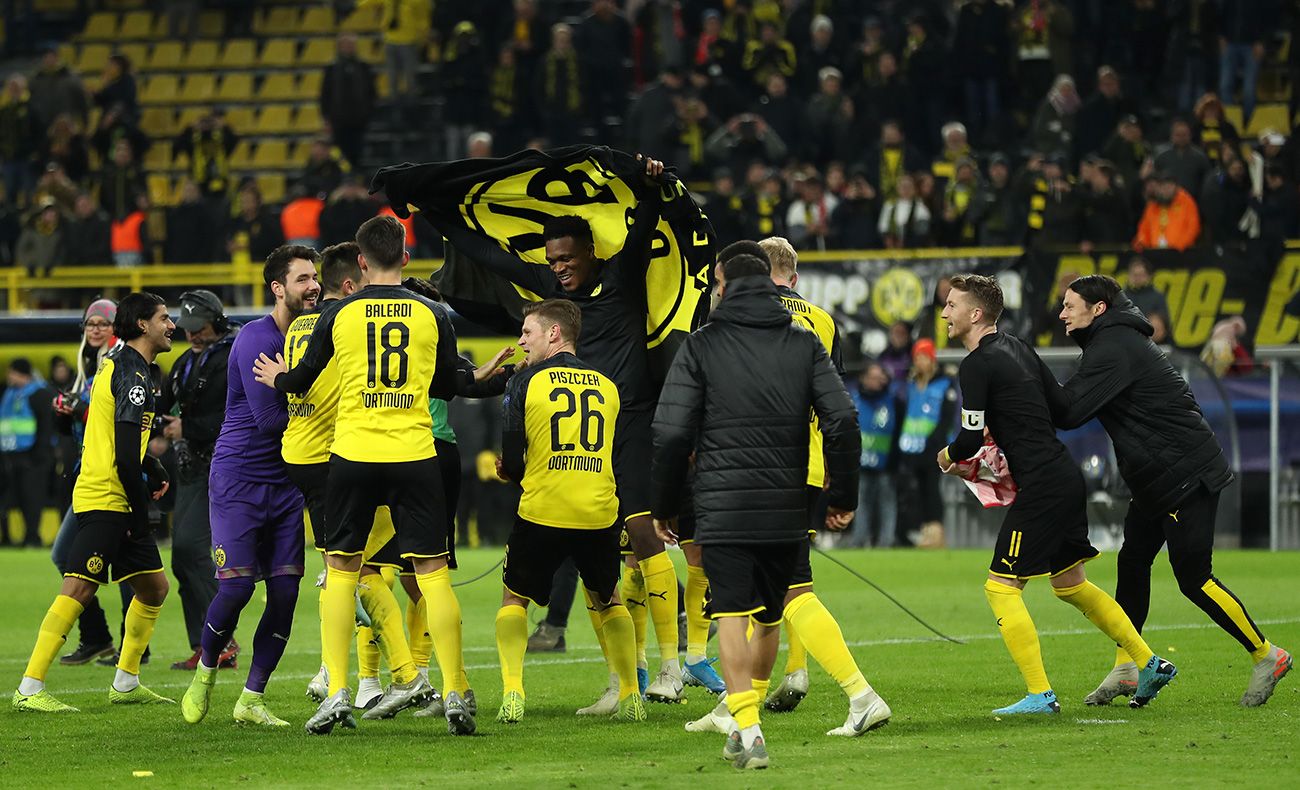 The players of the Dortmund celebrate the pass to eighth