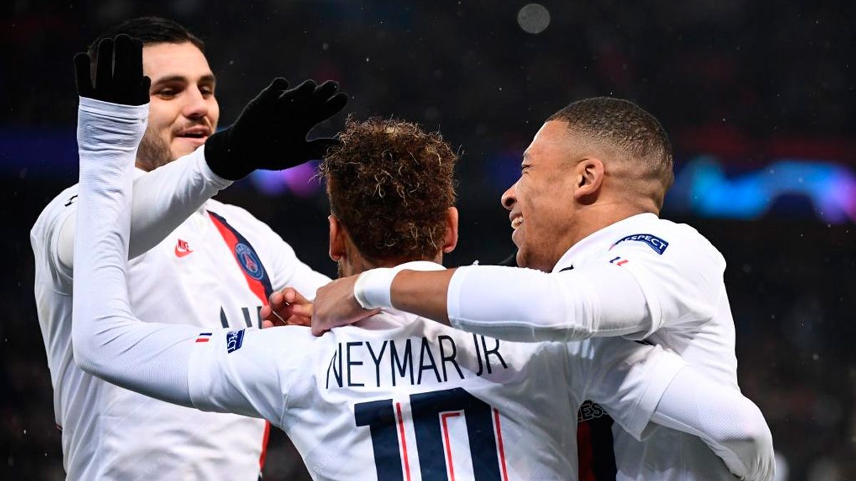 Neymar and Kylian Mbappé celebrate a goal of PSG in the Champions League