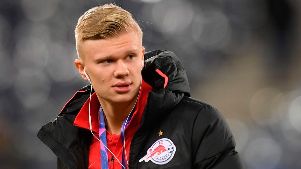 Erling Haaland, possible target of Borussia Dortmund, in a match with Salzburg