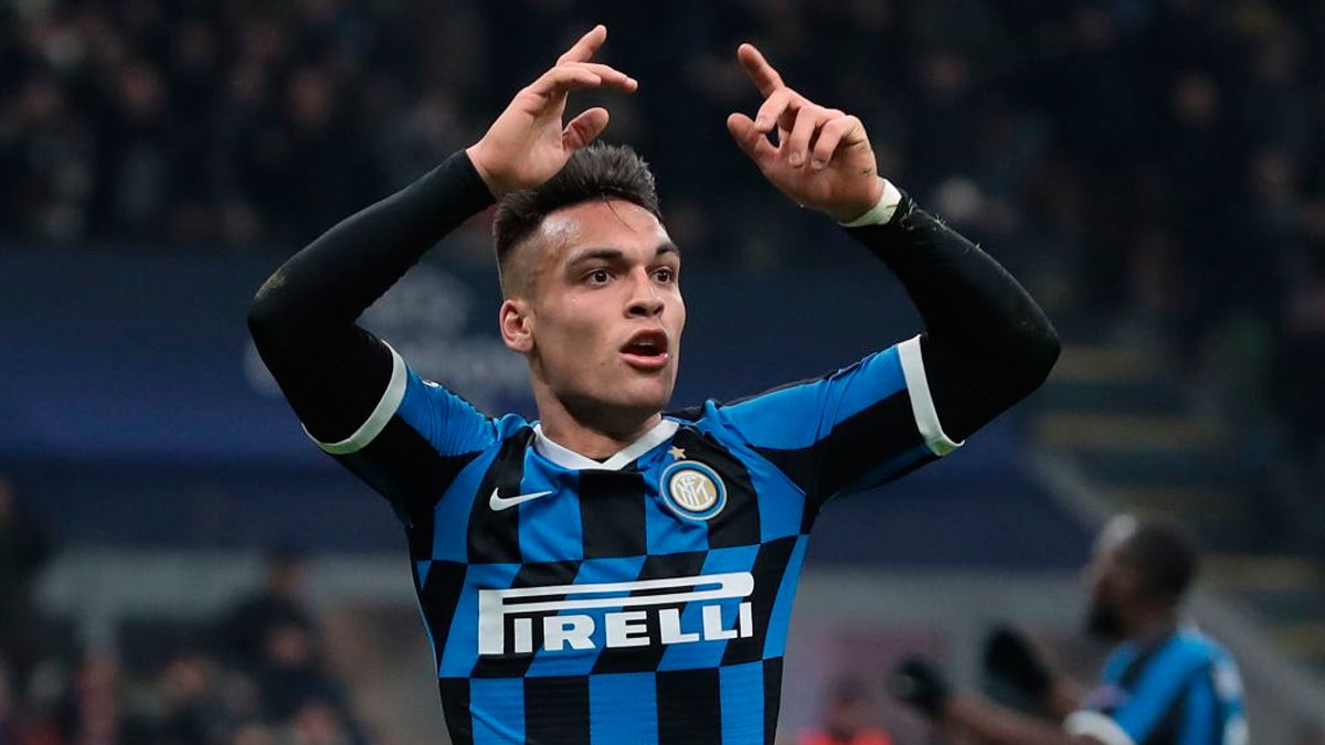 Lautaro Martínez in a match with Inter Milan in the Champions League