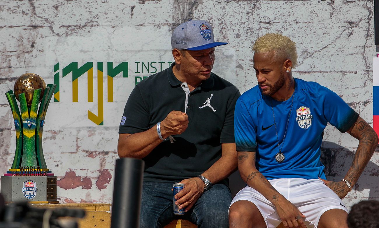 Neymar Jr y su padre hablan en un acto publicitario