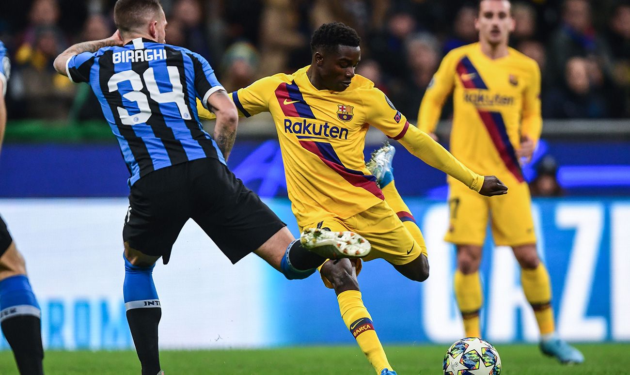 Moussa Wagué dispara en el partido del Inter
