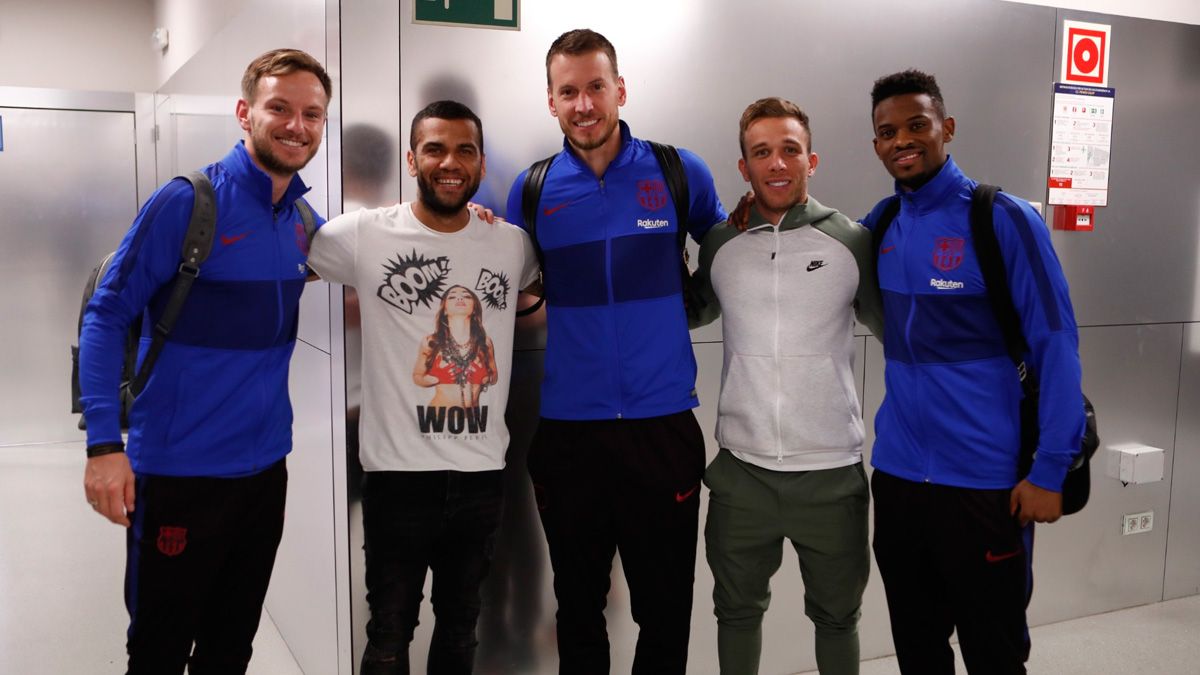 Dani Alves junto a varios futbolistas del Barça | FCB