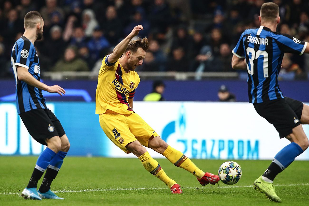 Ivan Rakitic busca el gol contra el Inter de Milán