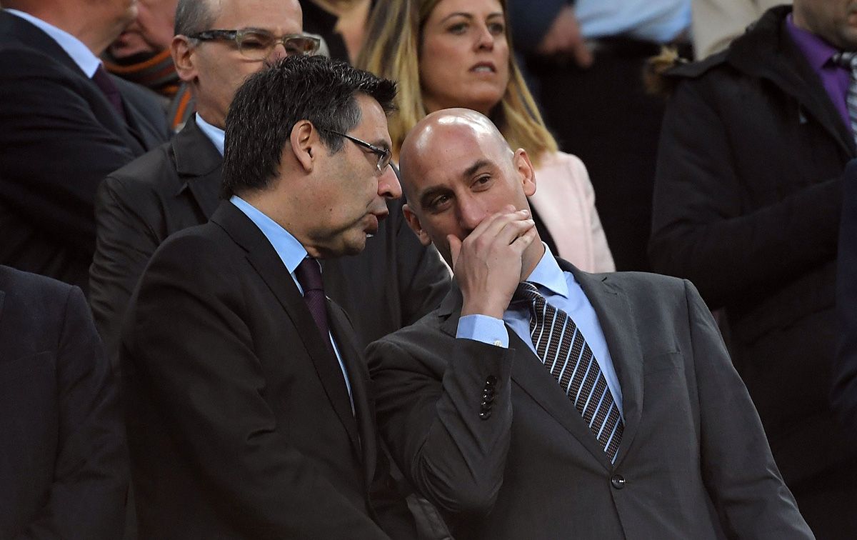 Bartomeu, speaking with Rubiales in an image of archive