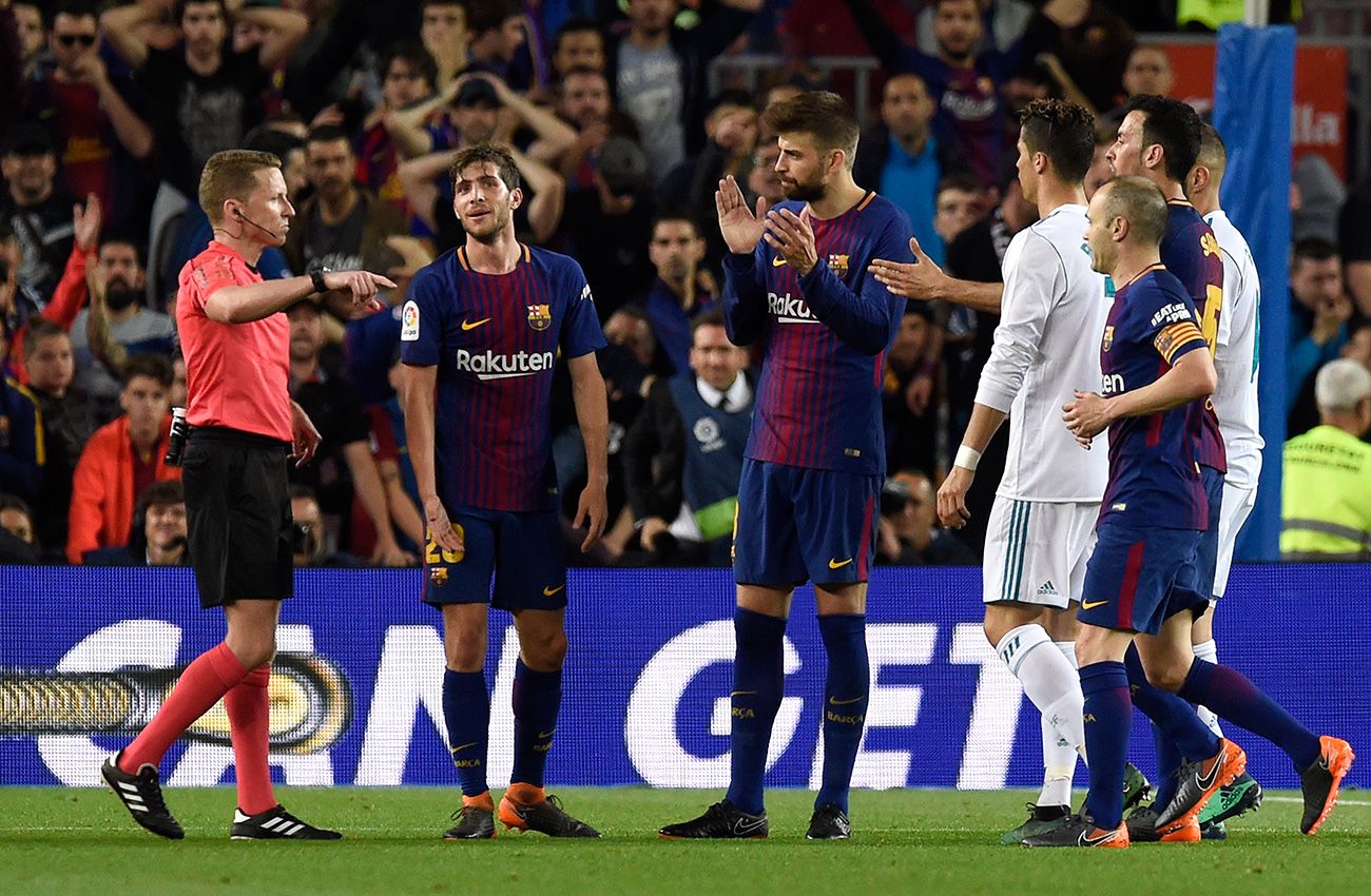 Hernández Hernández después de expulsar a Sergi Roberto en un Clásico