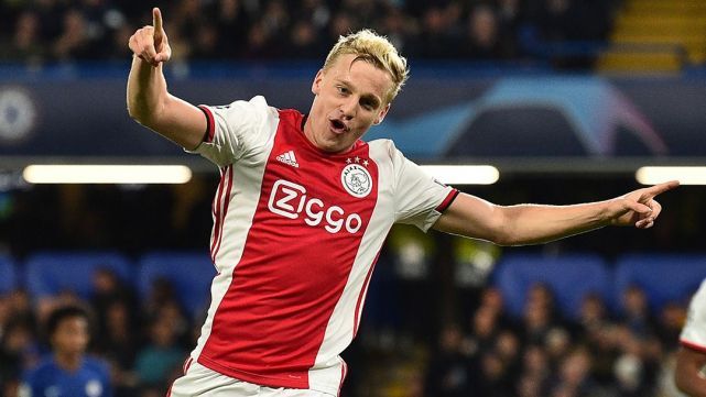 Van de Beek celebra un gol del Ajax