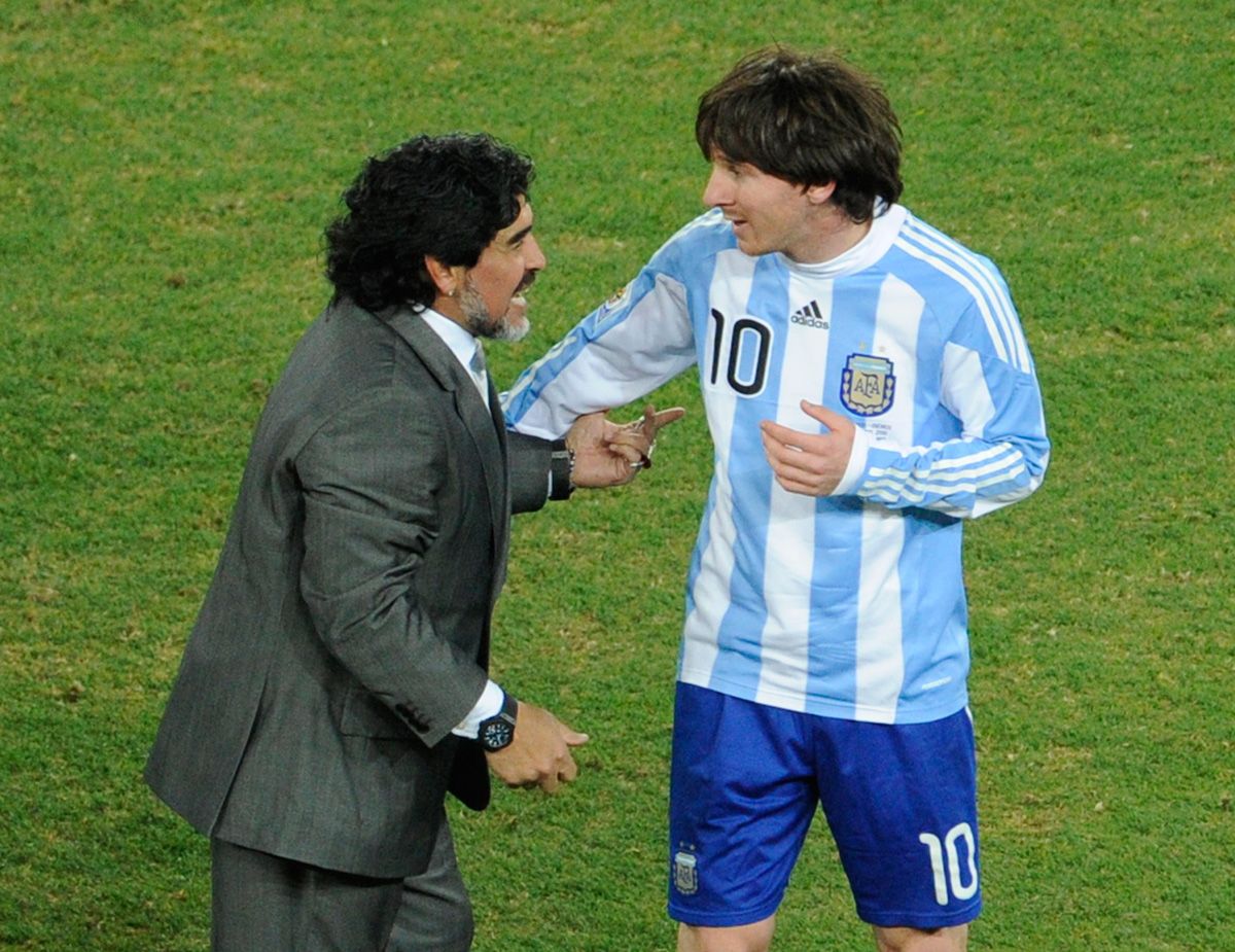 Leo Messi y Maradona en un partido del Mundial 2010