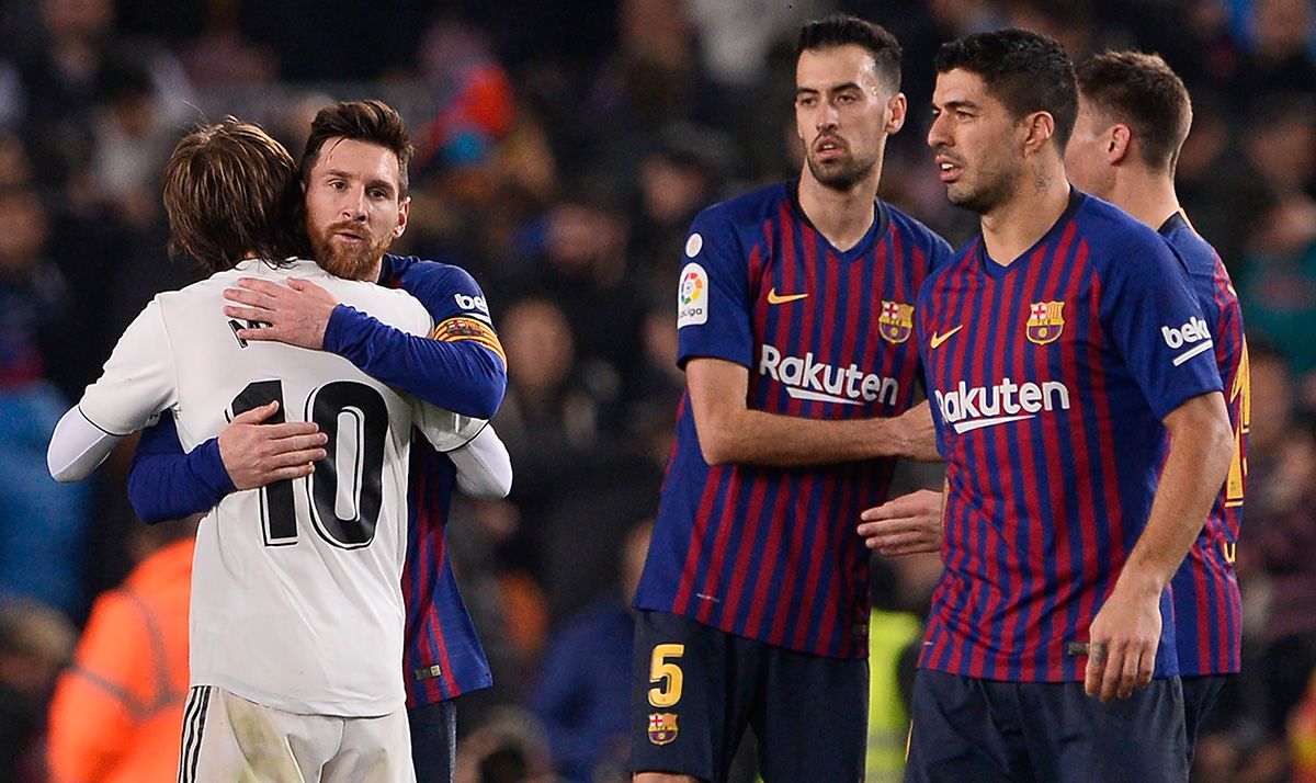 Leo Messi and Luka Modric, embracing after a Clásico