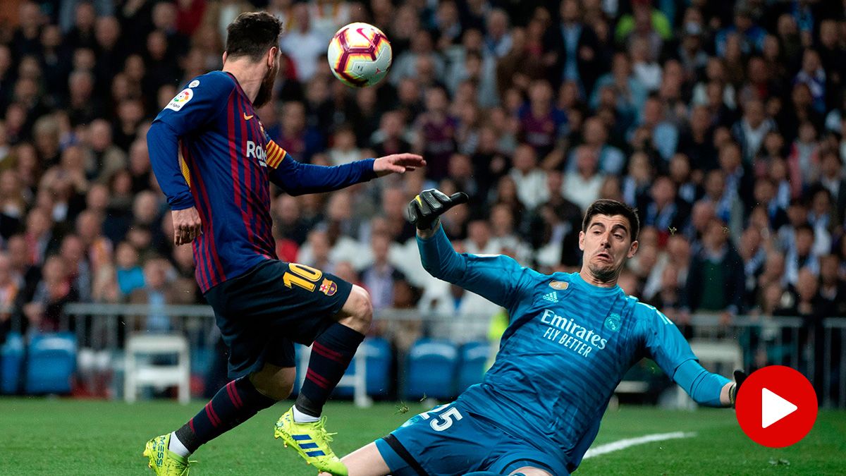 Leo Messi, raising the ball above Courtois