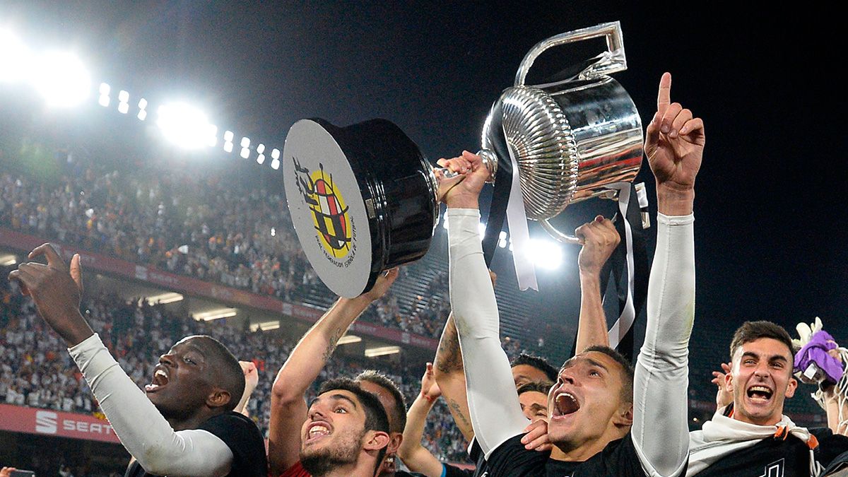 The players of Valencia celebrate with the Copa del Rey 2018-19
