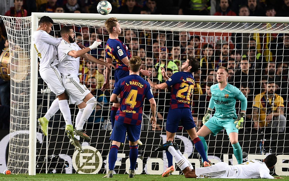 The Real Madrid, ready to score against the FC Barcelona in the Camp Nou