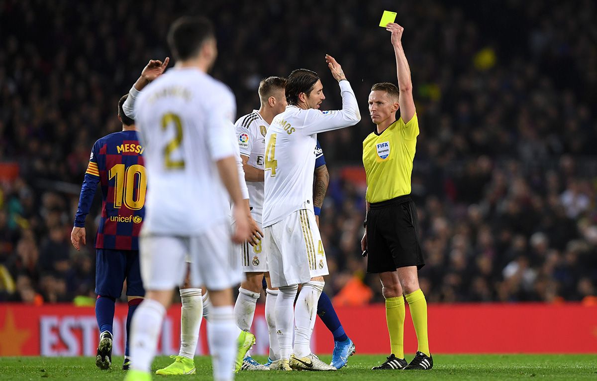 Sergio Ramos, viendo la tarjeta amarilla contra el FC Barcelona en el Camp Nou