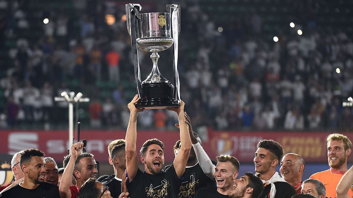 Los jugadores del Valencia celebran con el trofeo de la Copa del Rey