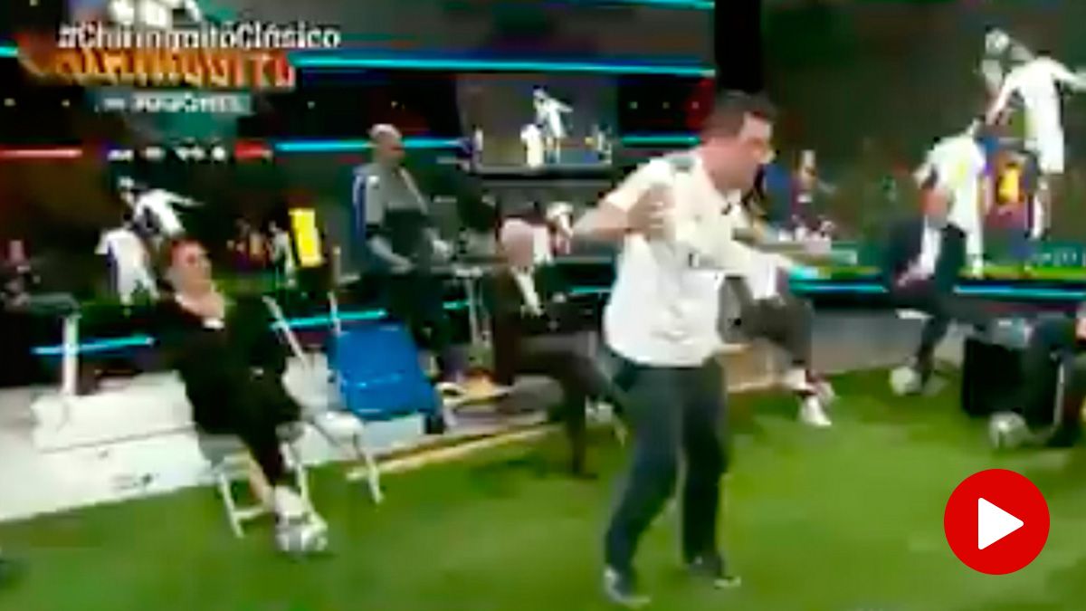 Tomás Roncero, provocando a Cristóbal Soria con una pelota