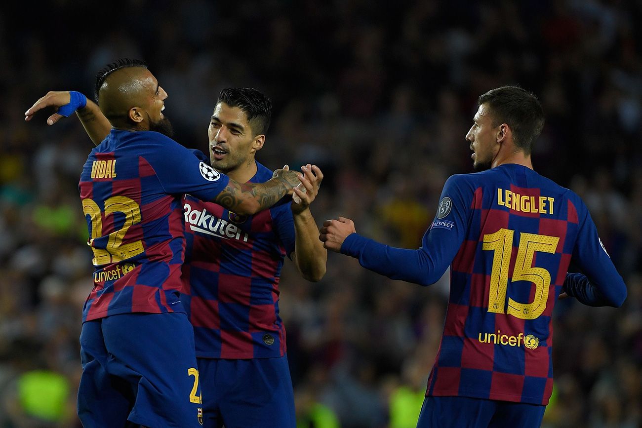 Luis Suárez, Arturo Vidal and Clément Lenglet celebrate a goal