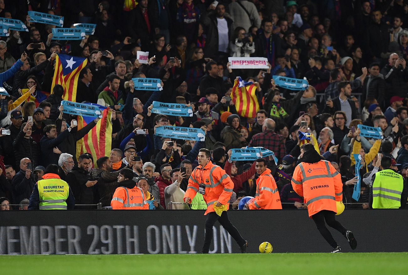 Los empleados del Barça quitando las pelotas del Camp Nou