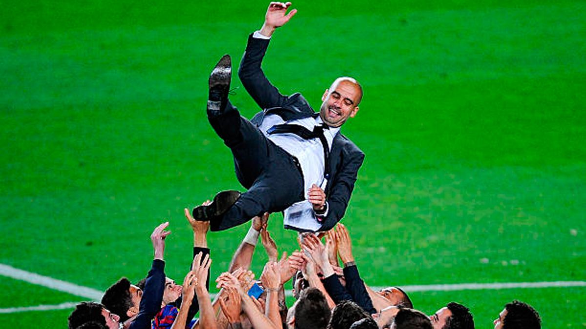 Pep Guardiola, manteado por los jugadores