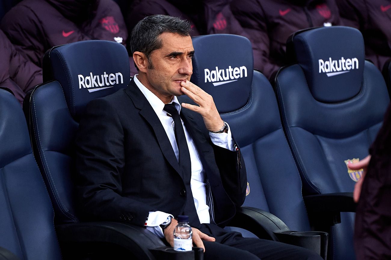 Valverde sentado en el banquillo del Camp Nou