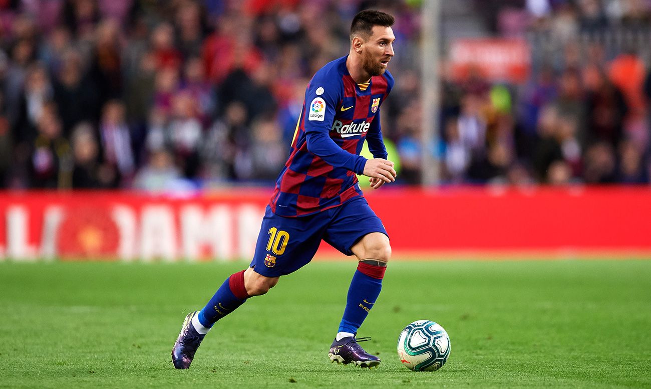 Leo Messi drives the balloon against the Alavés