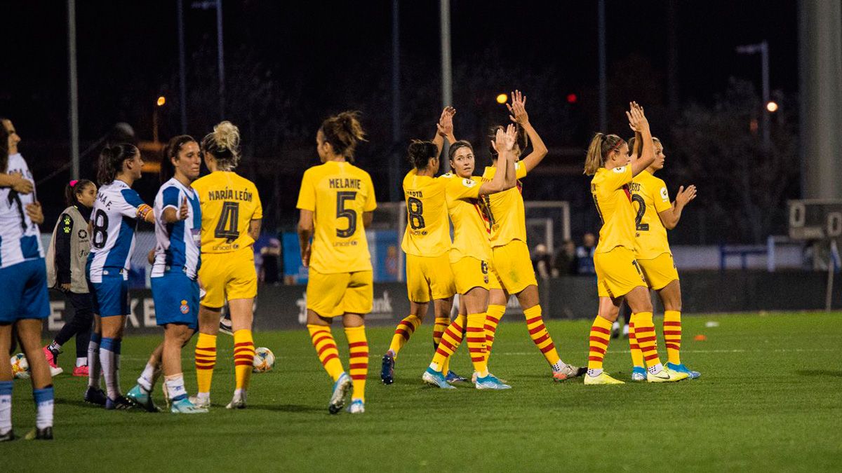 The players of the Barça Femení greet to the public in the 'derby'