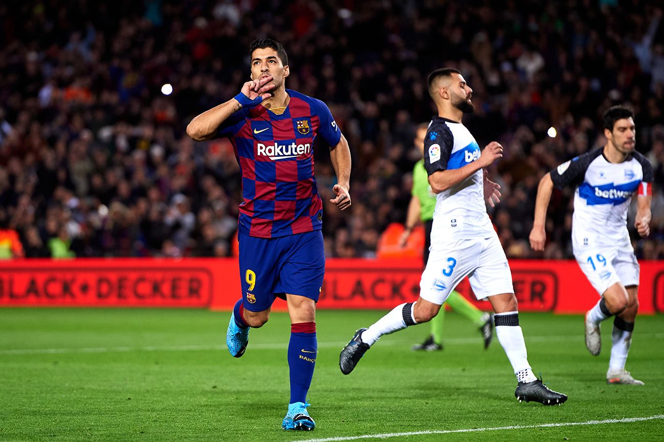 Luis Suárez celebrates his goal in front of the Alavés