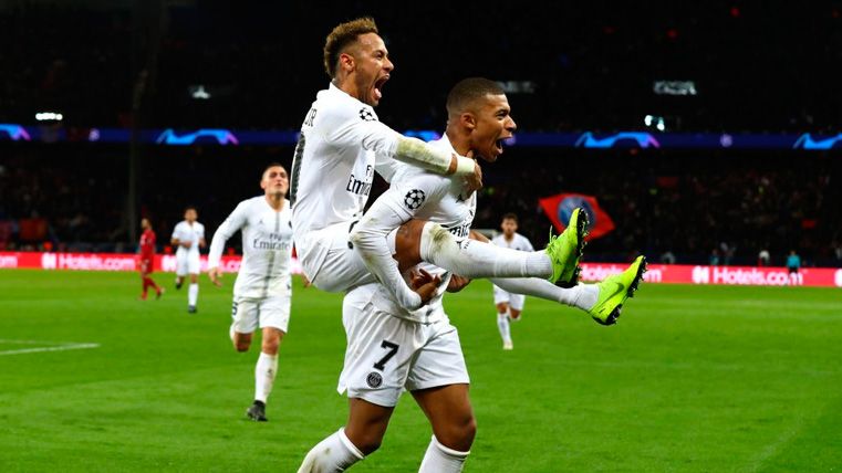 Neymar and Kylian Mbappé celebrate a goal of PSG