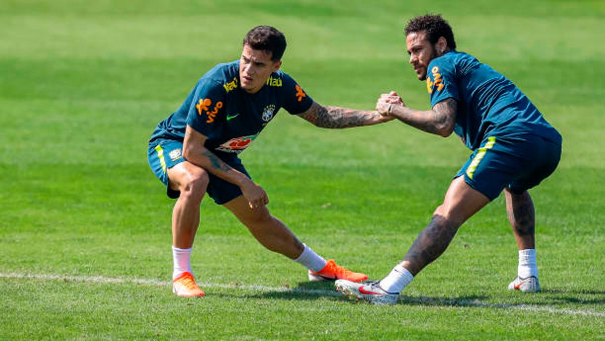 Coutinho, in a training beside Neymar