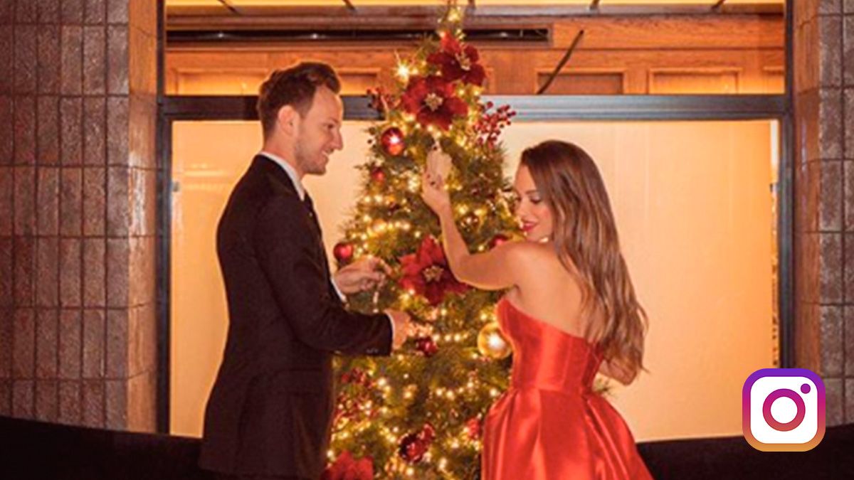 Ivan Rakitic and his wife, decorating the Christmas tree