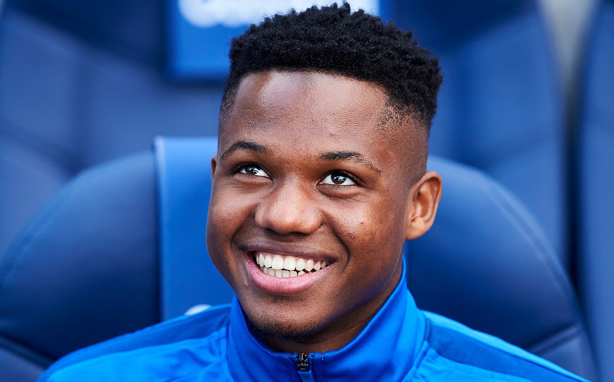 Ansu Fati, sonriente en el banquillo del FC Barcelona