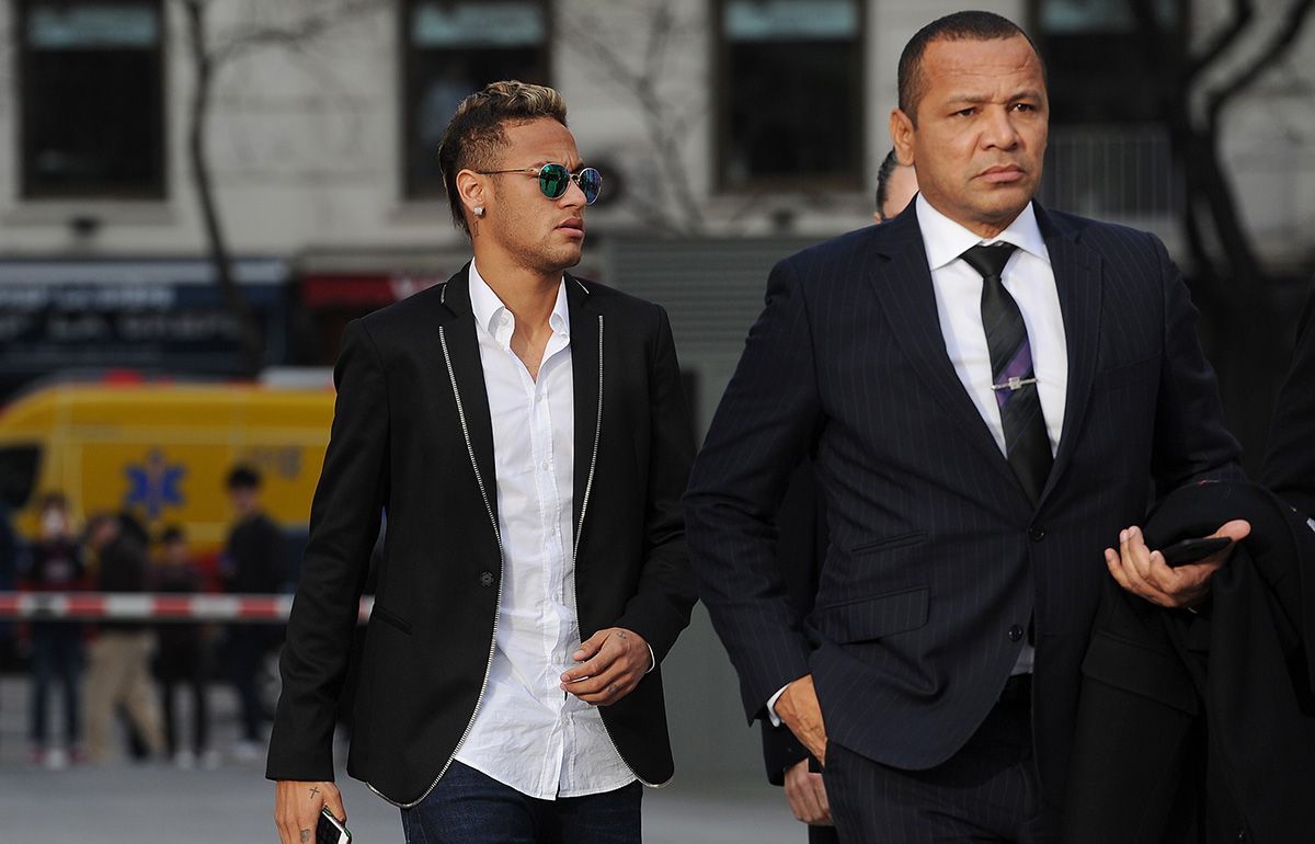 Neymar Jr y Neymar Sr, caminando rumbo a los juzgados