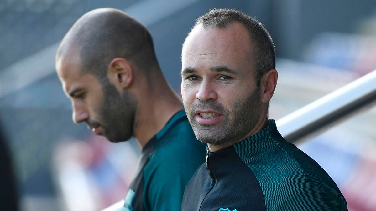 Andrés Iniesta, target of Estudiantes, and Javier Mascherano in a training session of Barça