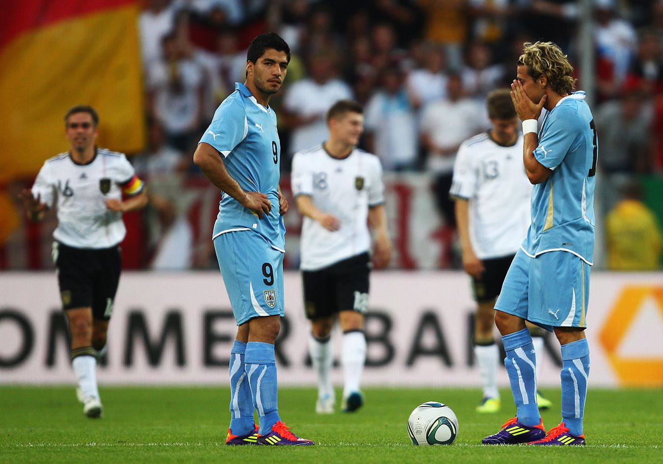 Luis Suárez y Forlán en un partido con Uruguay