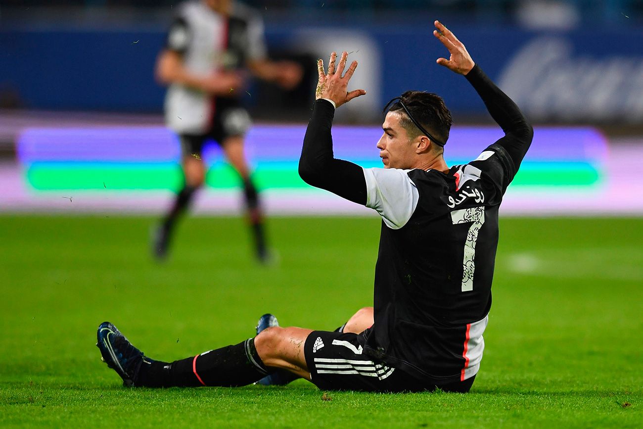 Cristiano Ronaldo se lamenta en el suelo de una jugada