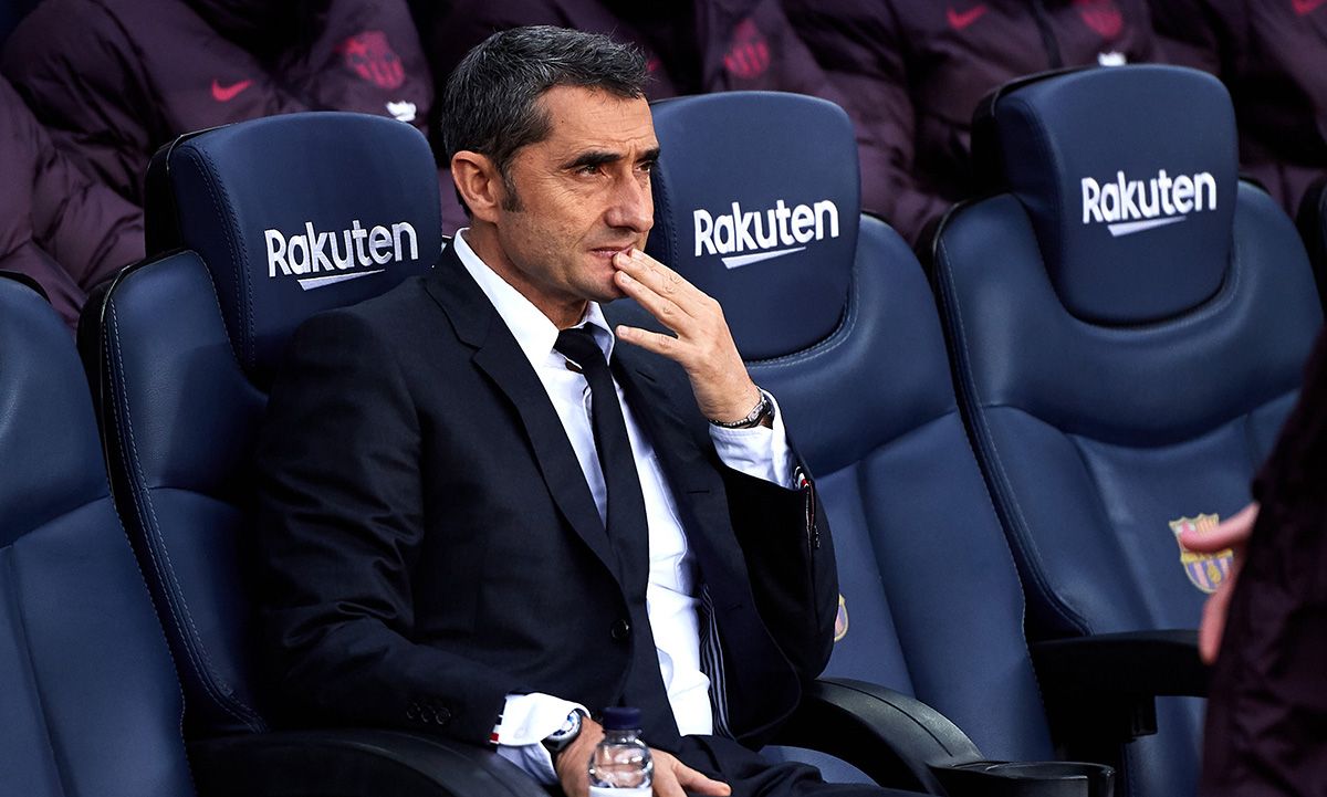 Ernesto Valverde, sentado en el banquillo del Barça en el Camp Nou