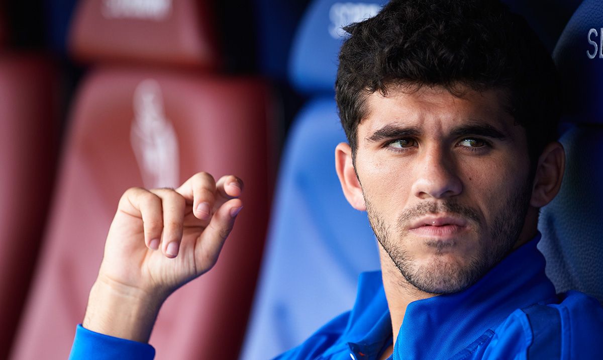 Carles Aleñá, seated in the bench of the FC Barcelona