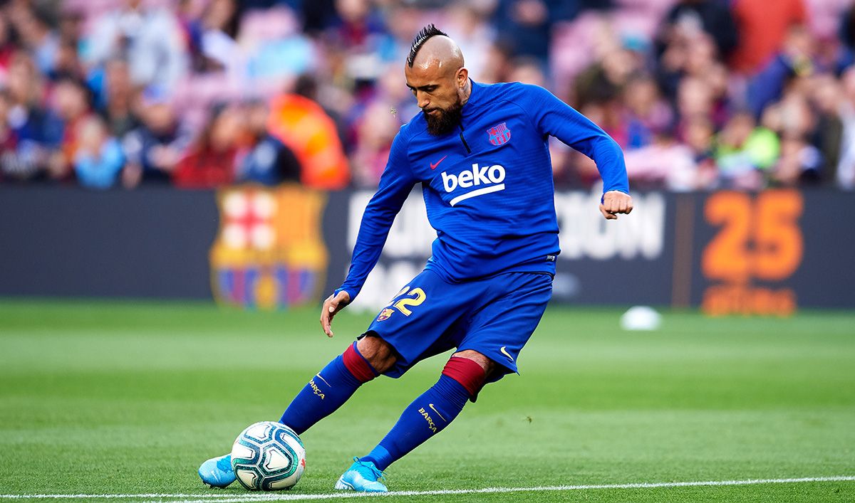 Arturo Vidal, calentando antes de un partido con el Barça