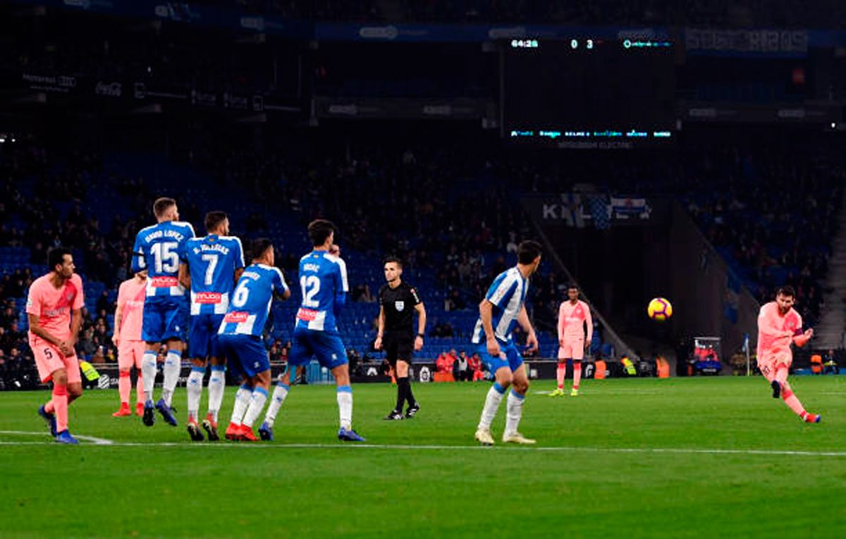 Messi marcó de falta contra el Espanyol