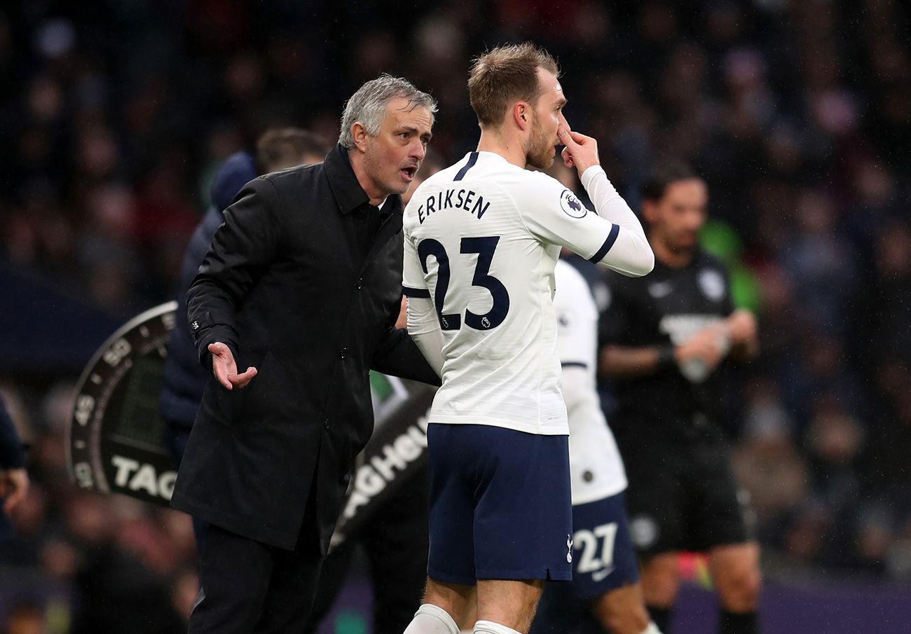 Mourinho speaks with Eriksen in a party