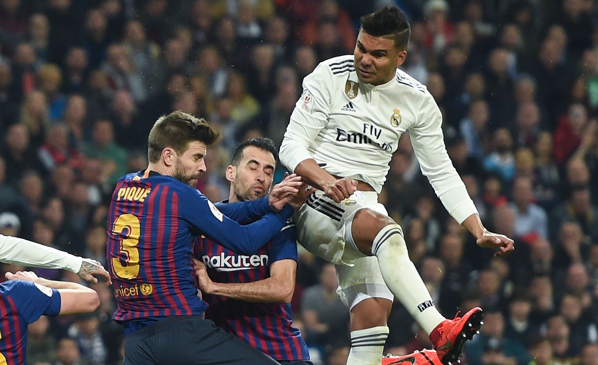 Casemiro in a dispute with Busquets and Piqué