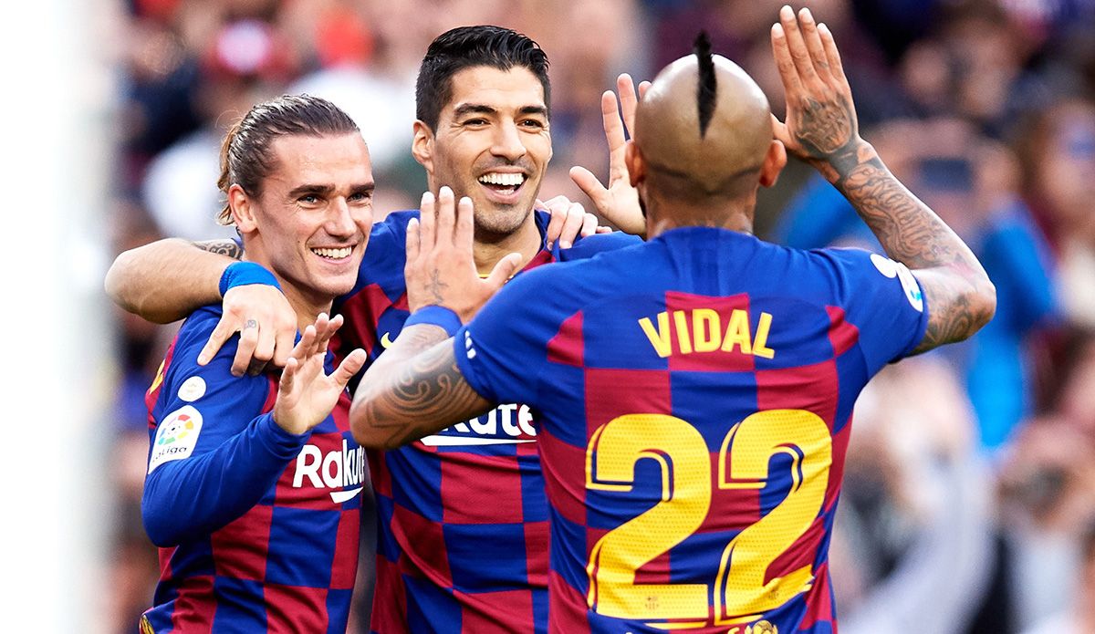 Arturo Vidal, celebrating a goal with Suárez and Griezmann